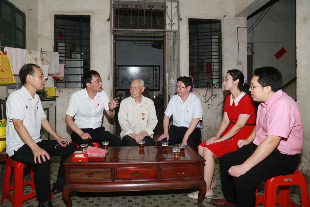 致敬模范，關(guān)懷入心！ ——白云山光華“七一”前夕走訪慰問老勞模陳雨池同志