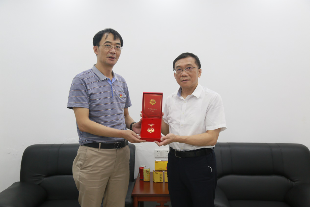 共憶黨史話初心，矢志不渝跟黨走 ——白云山光華公司“七一”前夕慰問離休干部劉玉珍同志