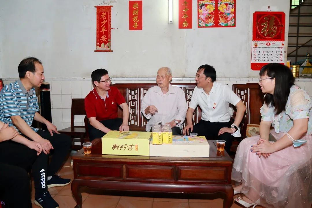 強(qiáng)國復(fù)興有我 傳承勞模精神——白云山光華公司領(lǐng)導(dǎo)“五一”前夕走訪慰問勞動模范和基層一線員工